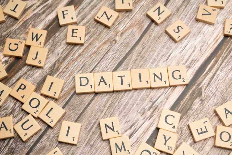 Swipe, Match & Loneliness :   इंडियन सोसाइटी  में Dating Apps और Love का बिजनेस मॉडल